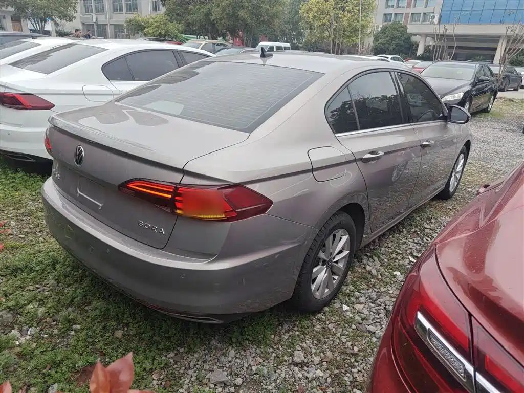 VOLKSWAGEN BORA