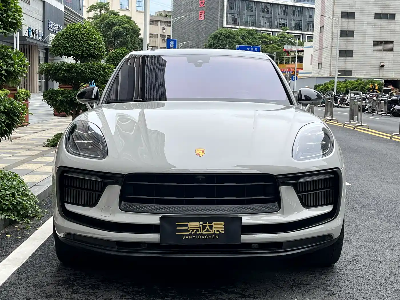PORSCHE MACAN