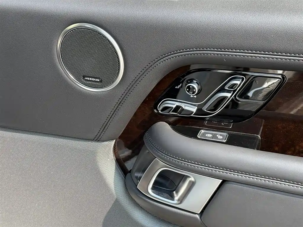 Land Rover Range Rover 2020 3.0 L6 Heritage Extended Edition фото 11