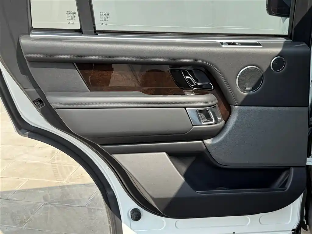 Land Rover Range Rover 2020 3.0 L6 Heritage Extended Edition фото 8