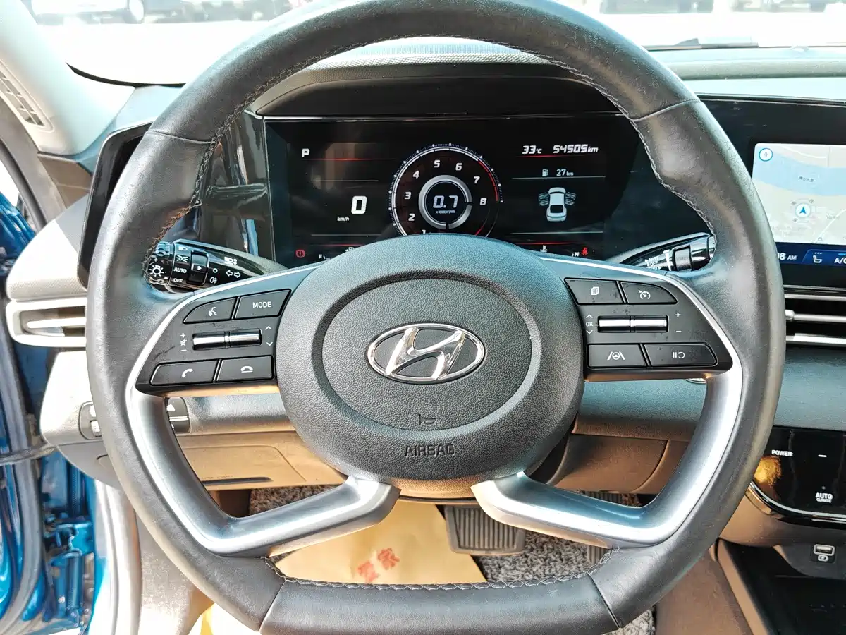 Hyundai Elantra 2021 1.5L CVT LUX Premium Edition фото 13