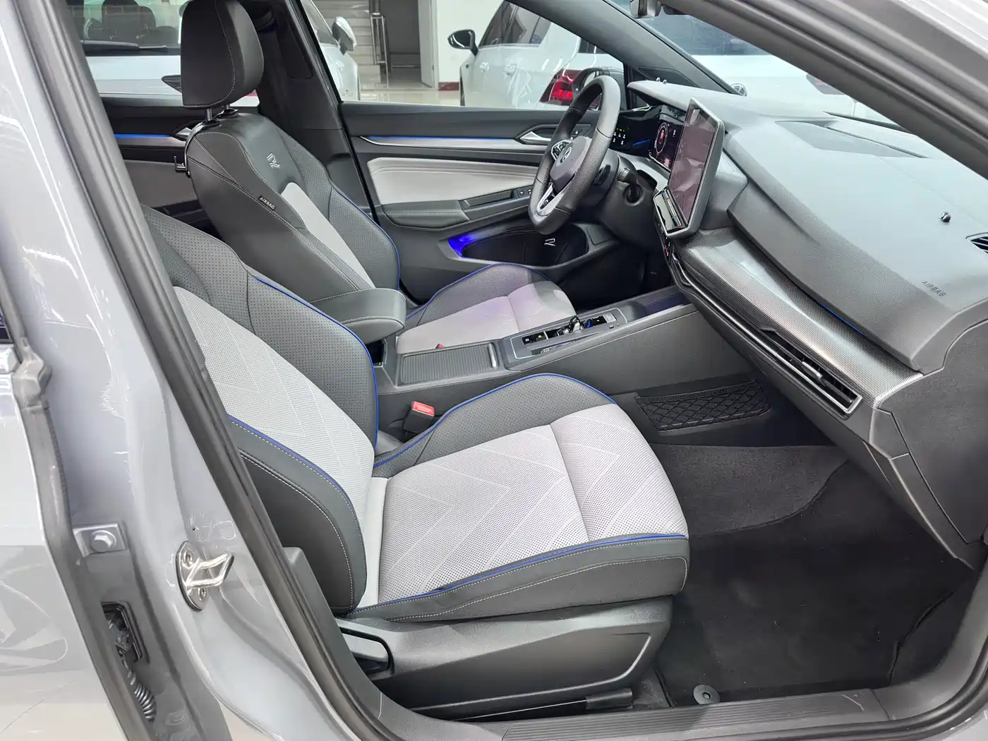 Volkswagen Golf 2025 300TSI R-Line фото 12