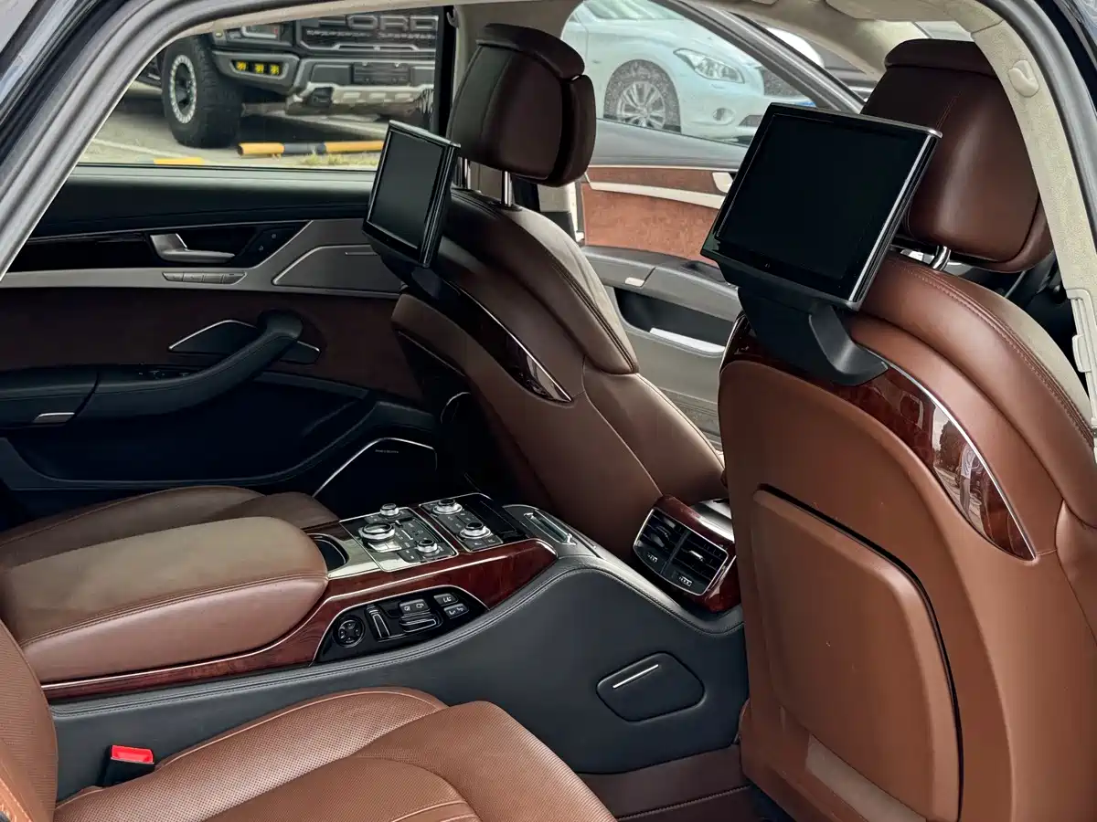 Photo 6 - Audi A8