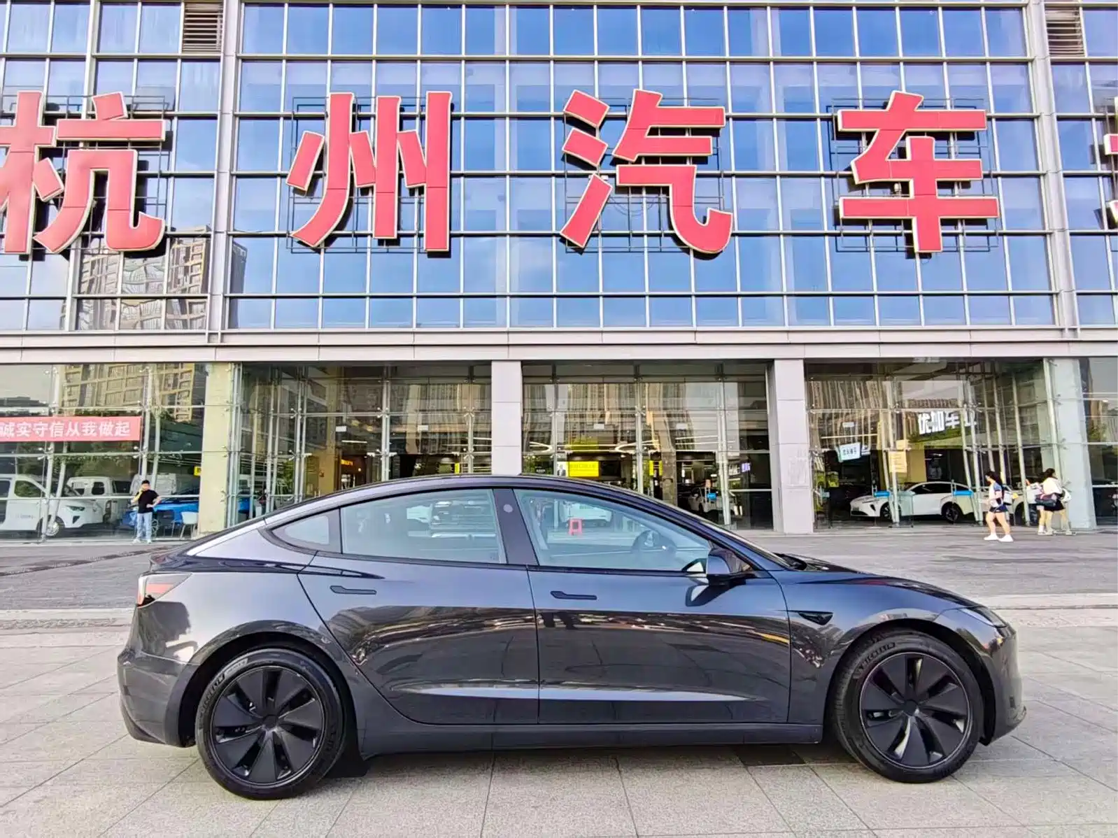 Фото 4 - Tesla Model 3