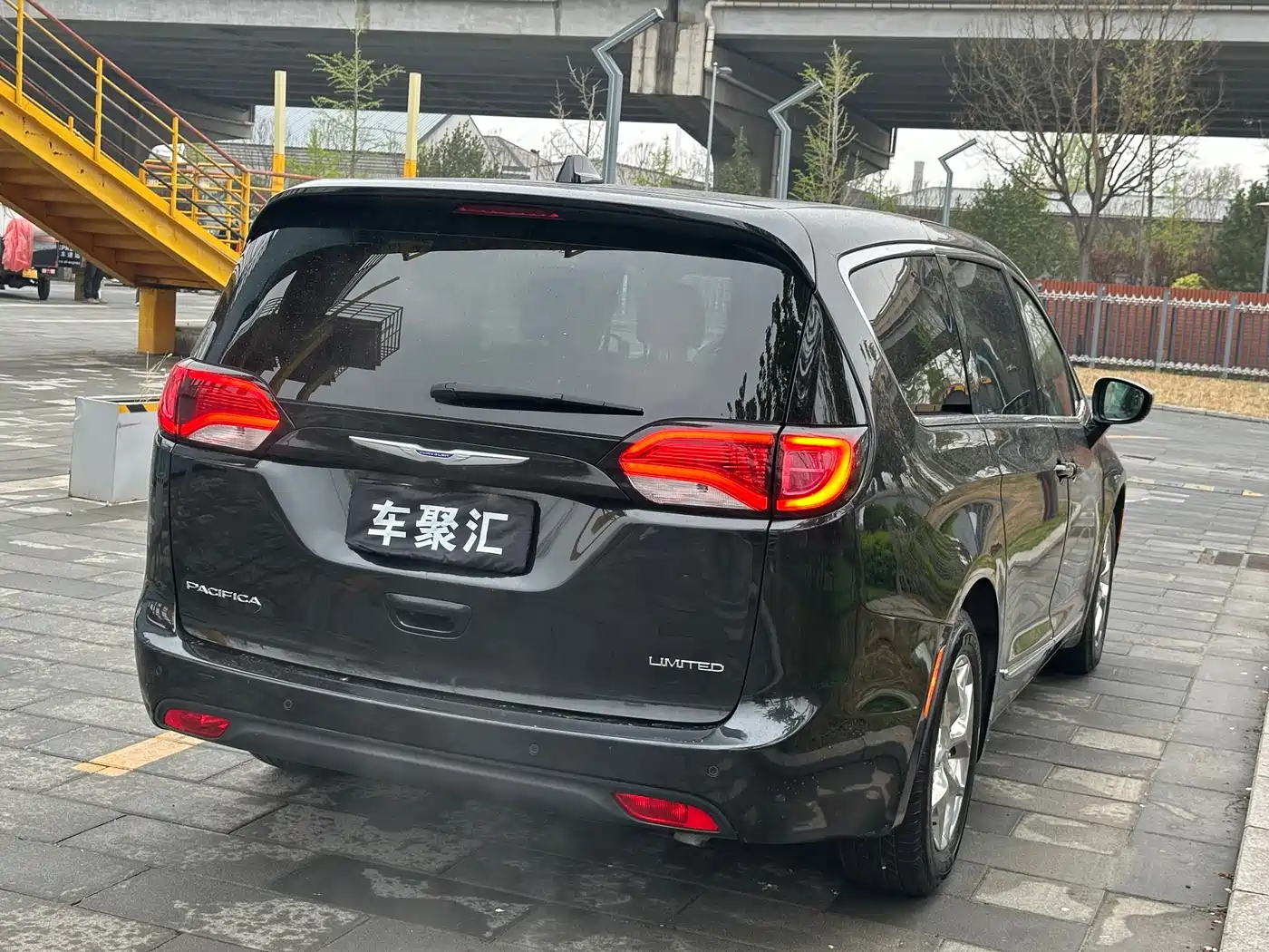 Chrysler Grand Voyager (Import) 2017 3.6L Premium Edition фото 24
