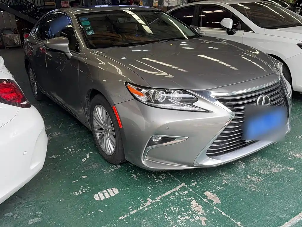 Фото 25 - Lexus ES