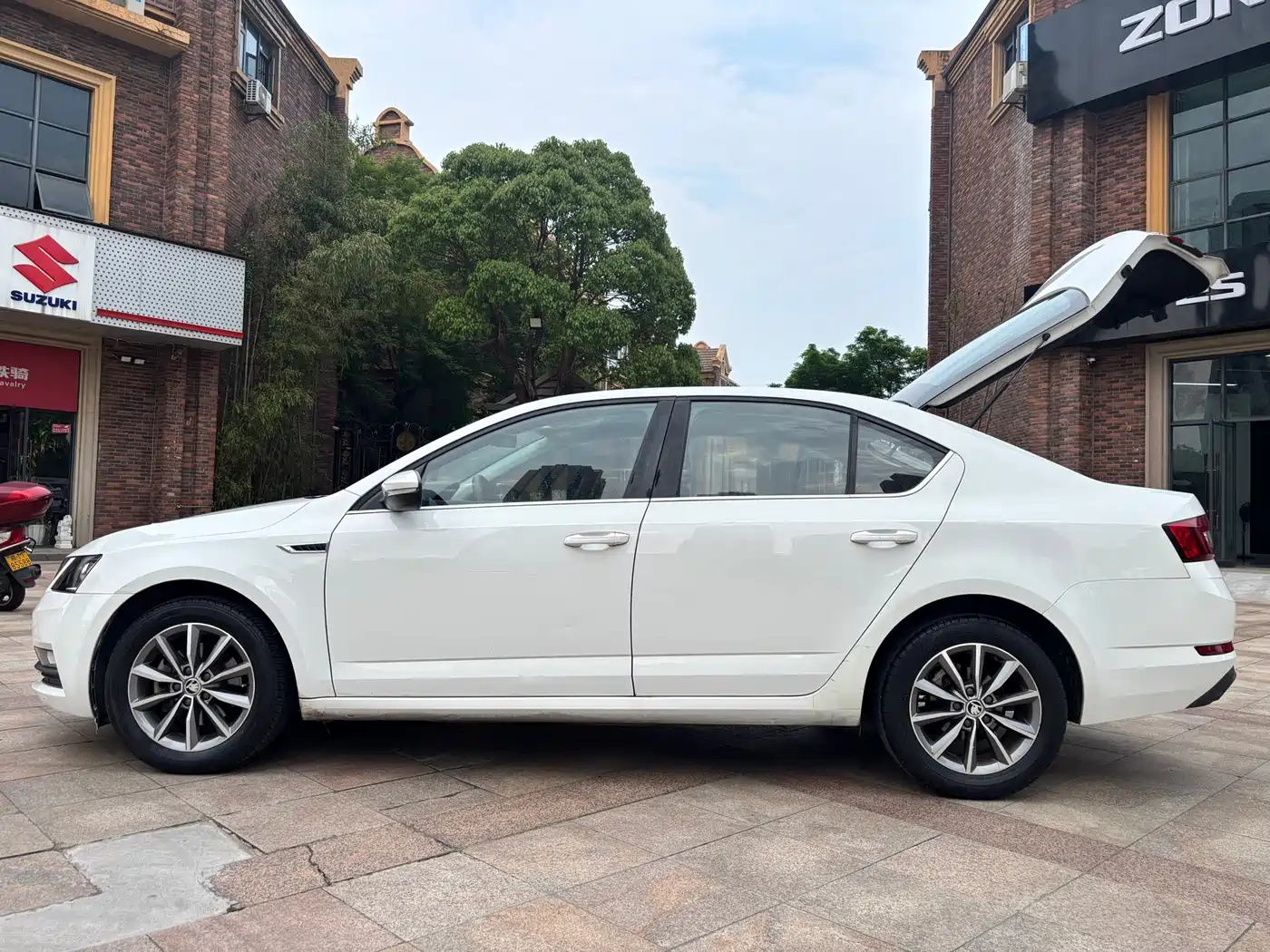 Škoda Octavia 2018 1.6L Automatic Comfort фото 18