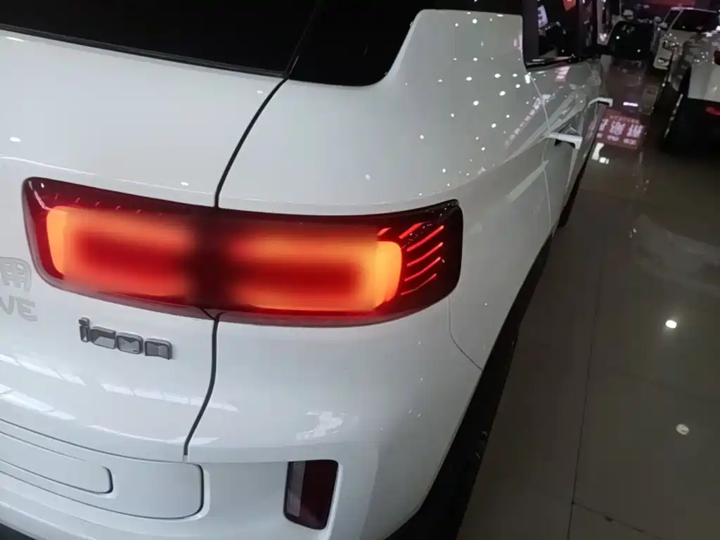 Фото 8 - Geely ICON