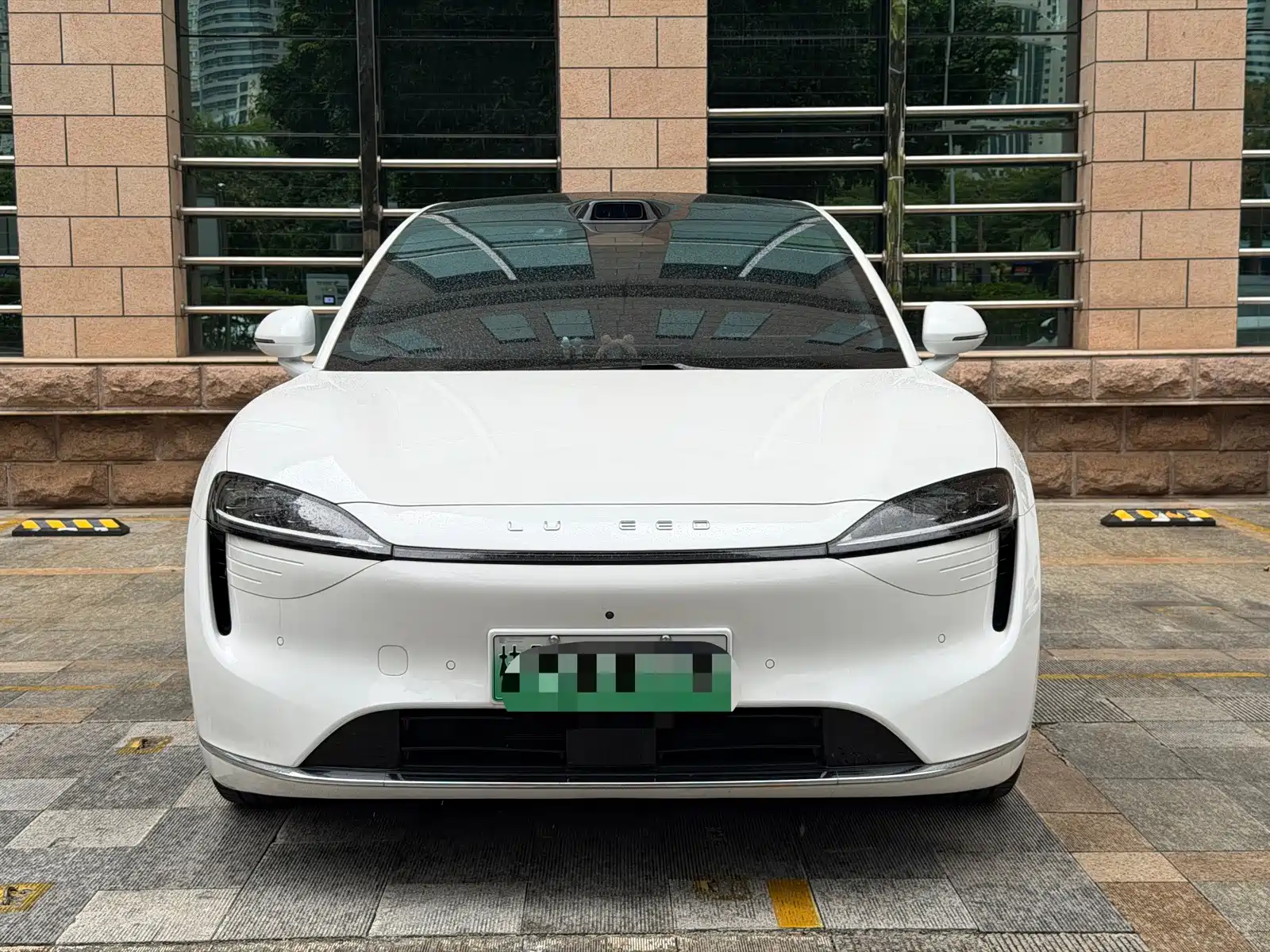 Photo 2 - Zhijie Luxeed R7