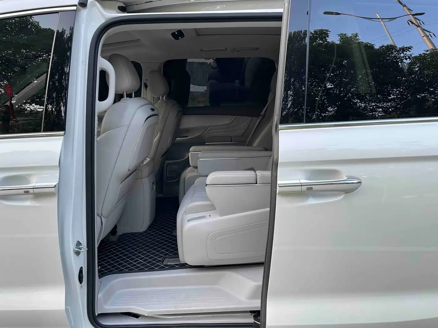 Roewe iMAX8 EV 2025 2025 1.5T DMH Land Luxury Edition