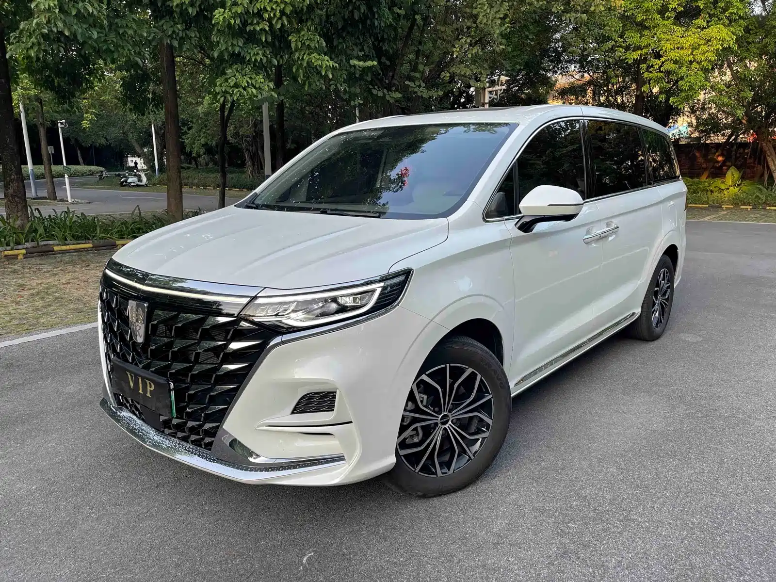Фото 1 - Roewe iMAX8 EV