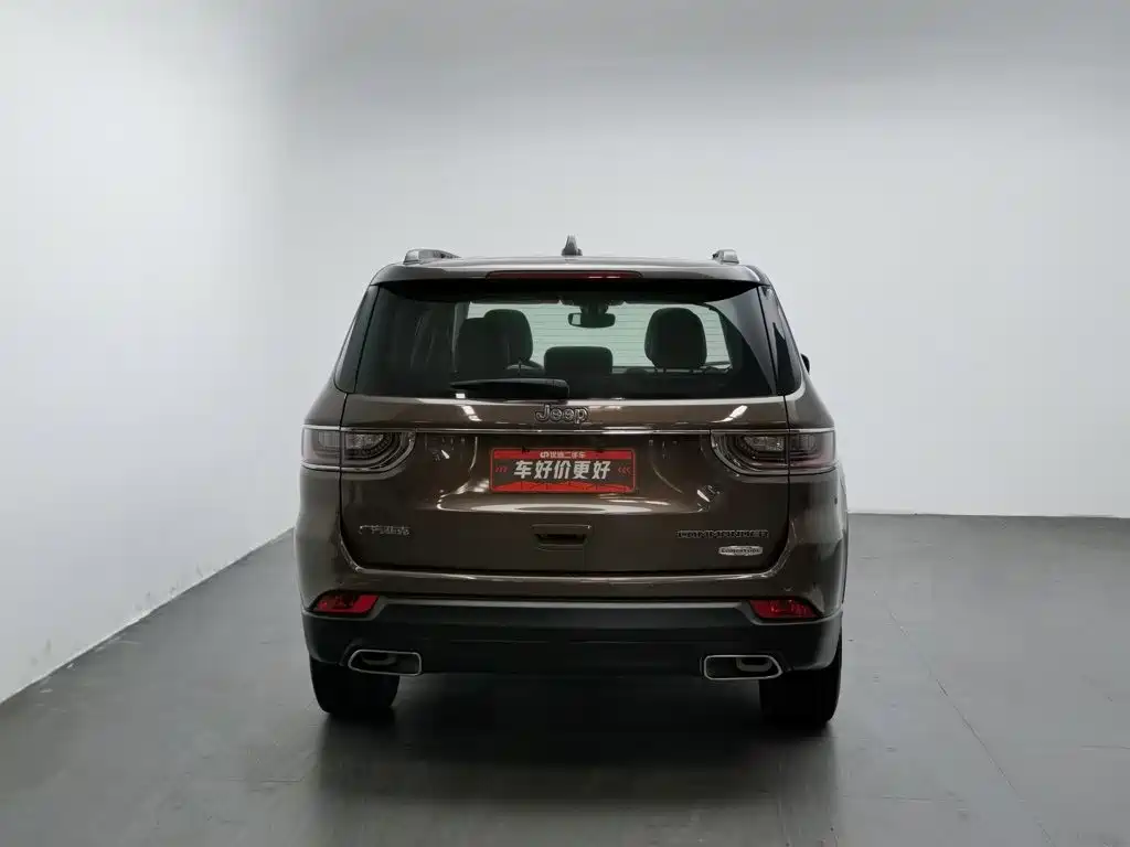 Фото 4 - Jeep Commander