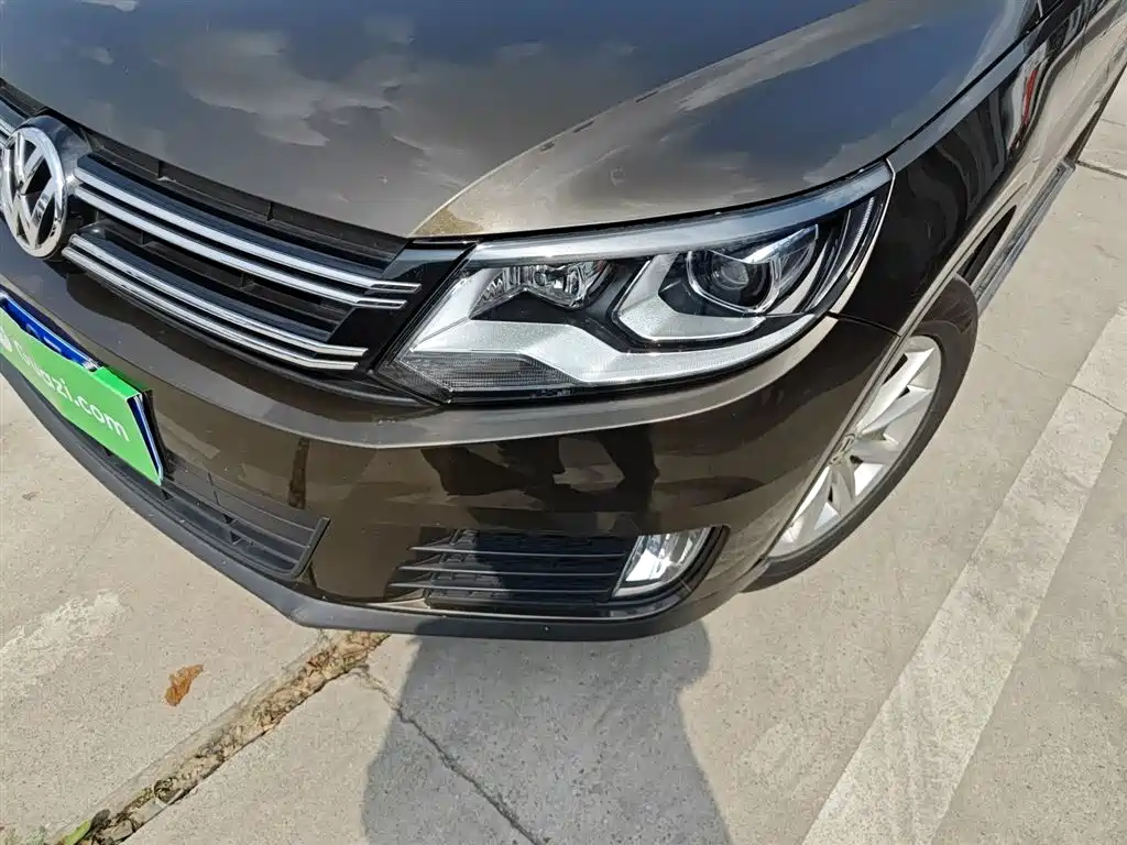 VOLKSWAGEN TIGUAN