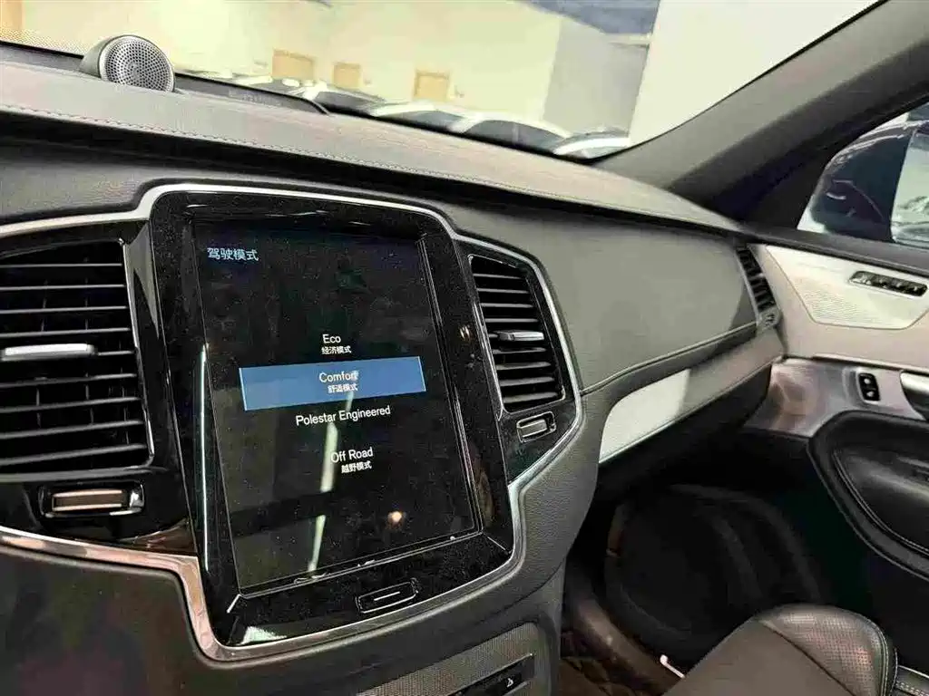 Фото 9 - Volvo XC90