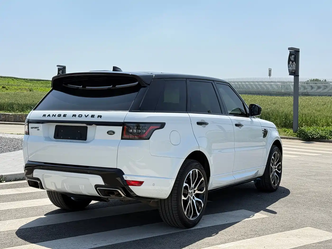 Land Rover Range Rover Sport 2022 3.0 L6 Gloss Black Edition фото 5
