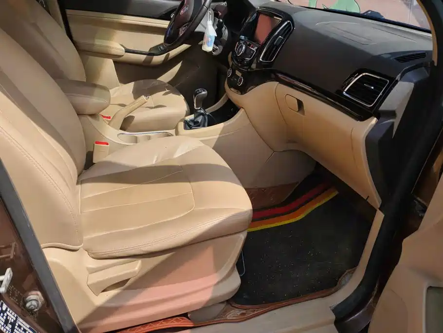 Baojun 730 2015 2014 1.5L Manual Luxury Navigation ESP Edition 7-Seater