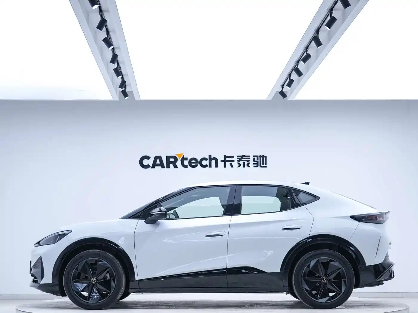 VOLKSWAGEN WITH THE CROWD 06