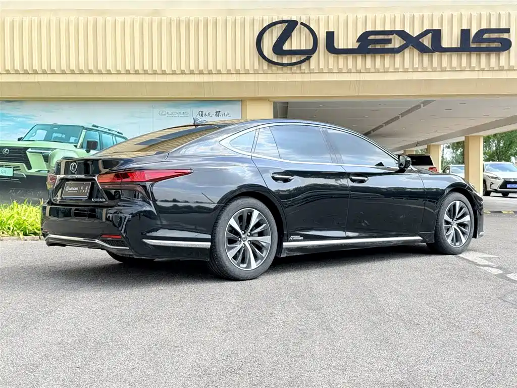 Фото 9 - Lexus LS