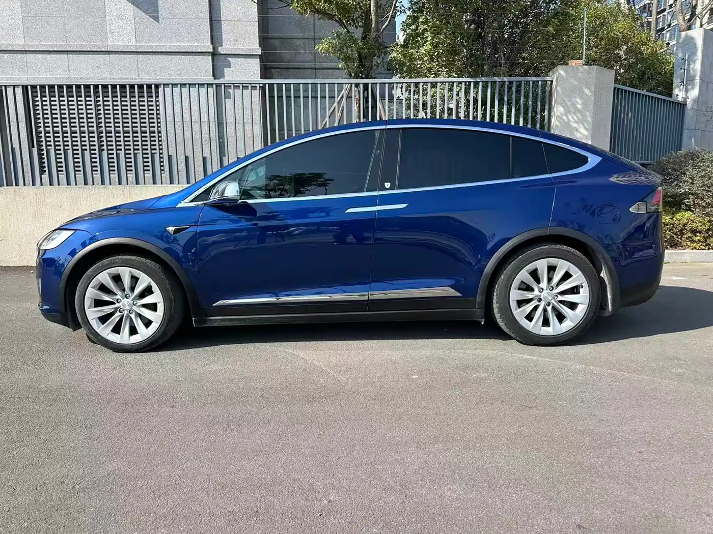 TESLA MODEL X