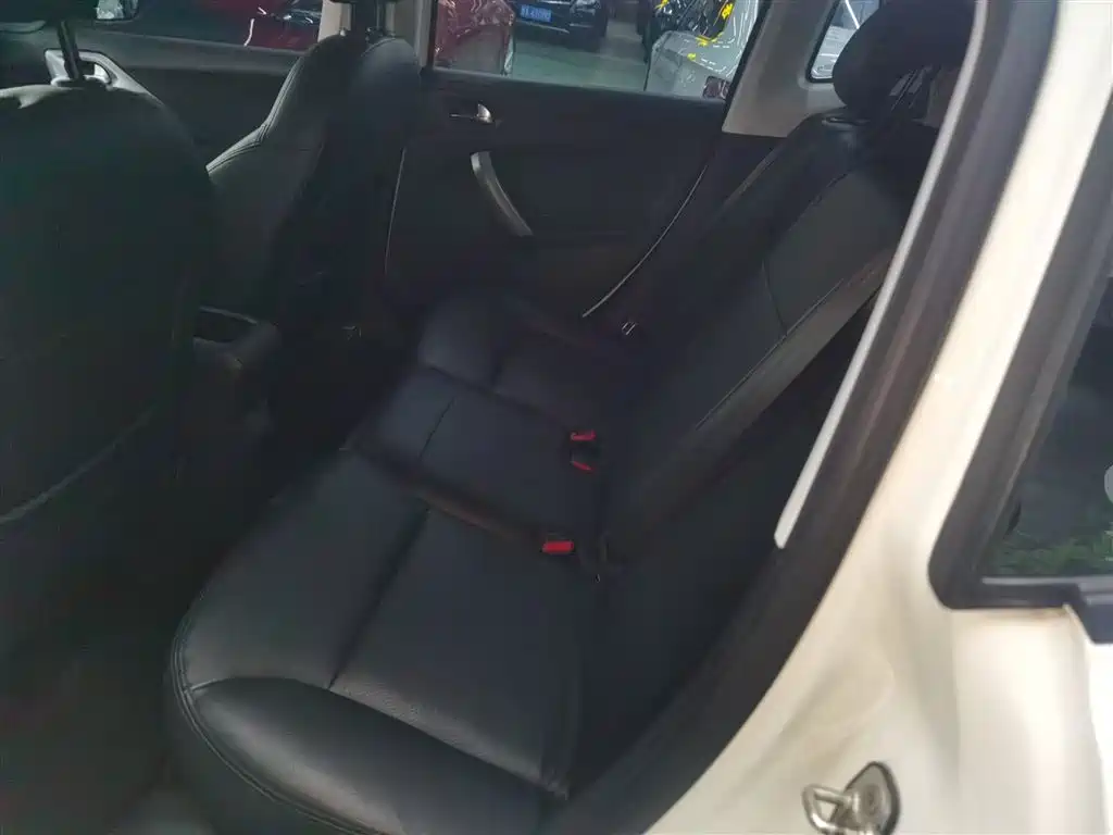 Peugeot 2008 2014 1.6L Automatic Trend Edition фото 17