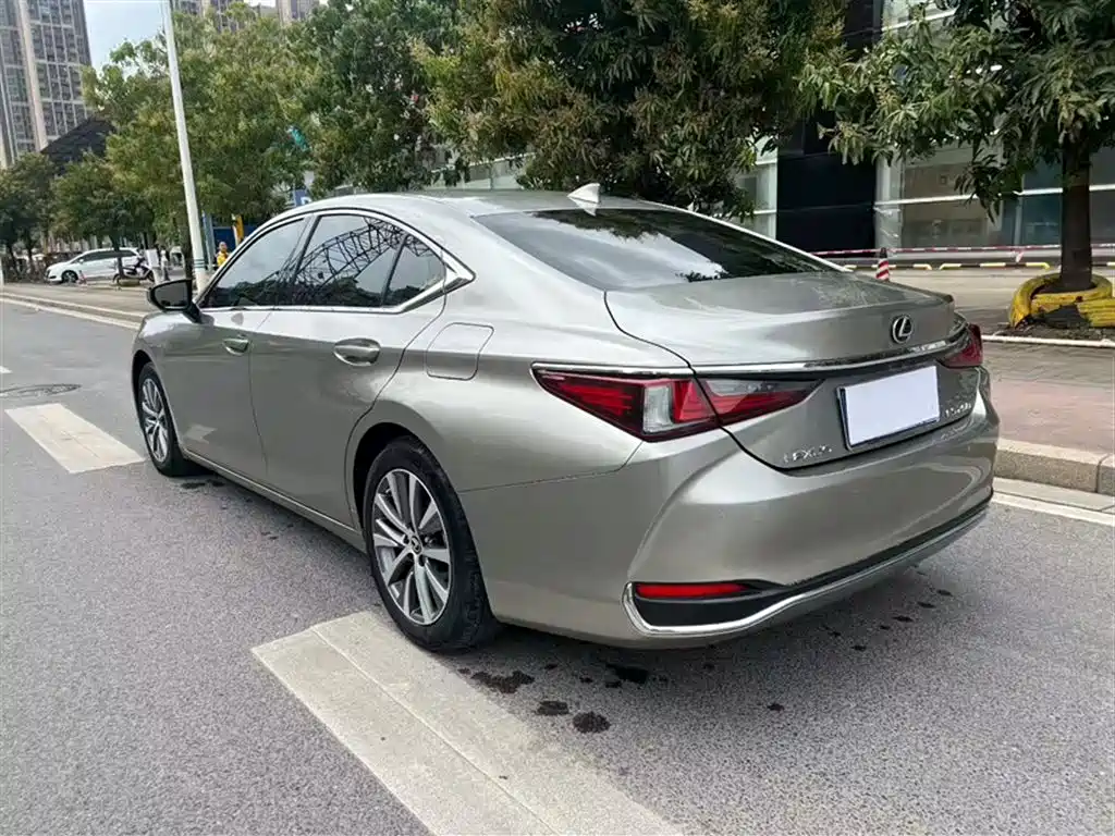 صورة 23 - Lexus ES