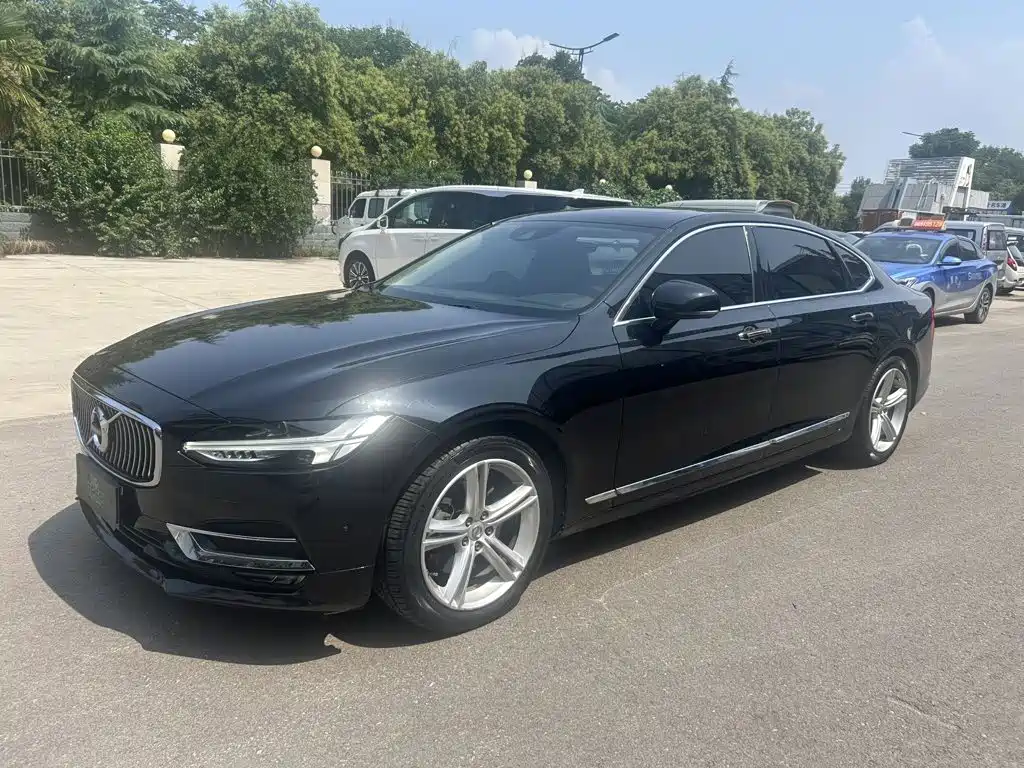 Фото 1 - Volvo S90