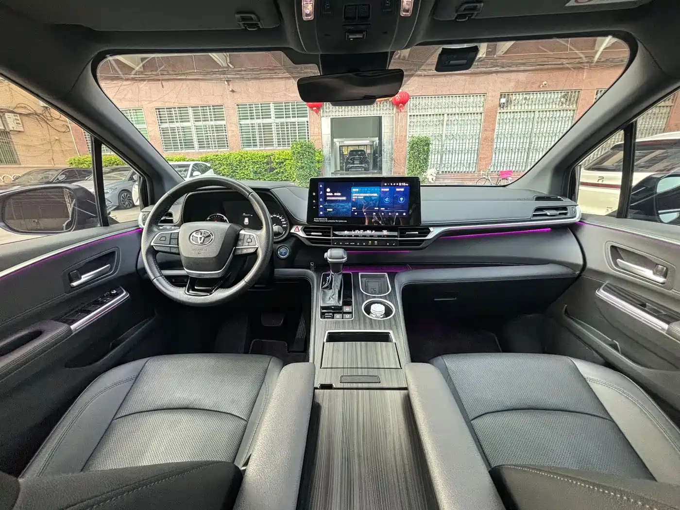 Toyota Sienna 2023 2.5L Hybrid Premium Edition фото 9
