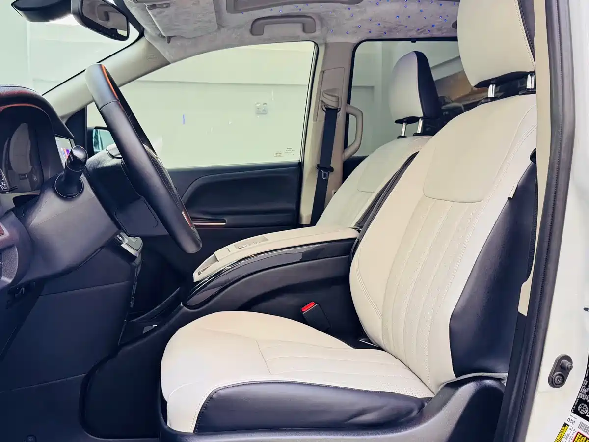 Photo 8 - Toyota Sienna