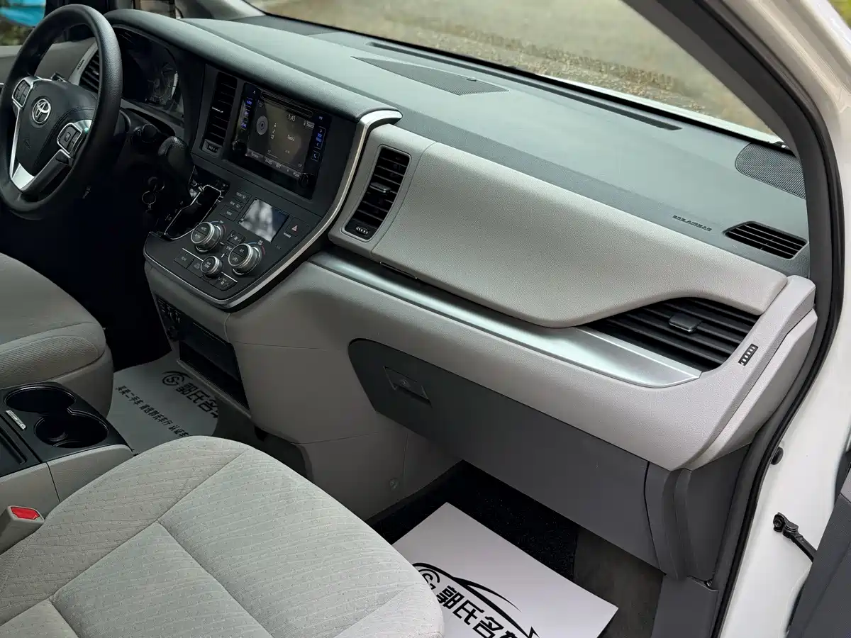 Photo 22 - Toyota Sienna