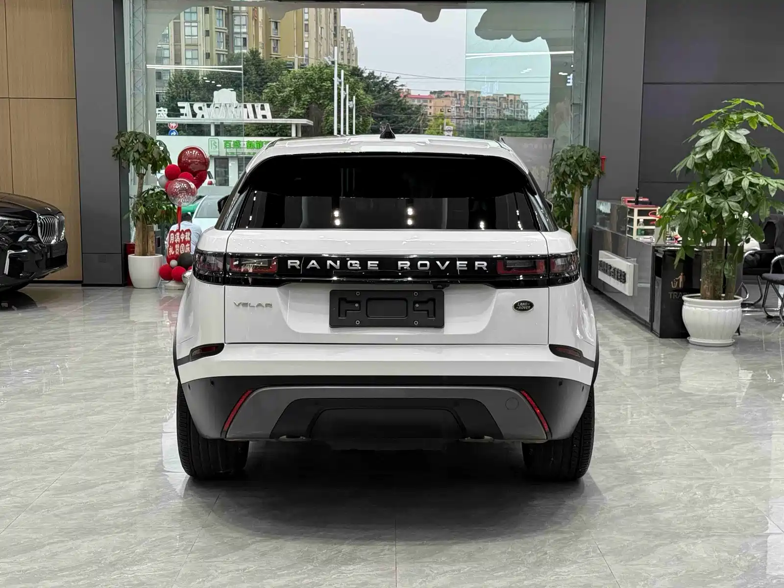 Фото 8 - Land Rover Range Rover Velar