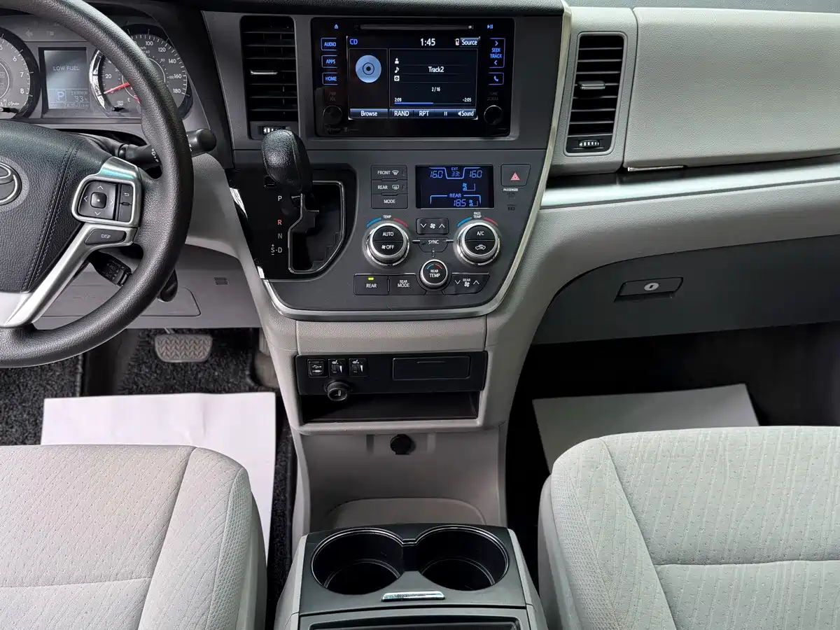 Photo 26 - Toyota Sienna
