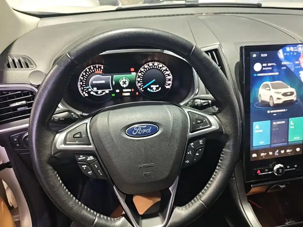 Фото 11 - Ford Edge