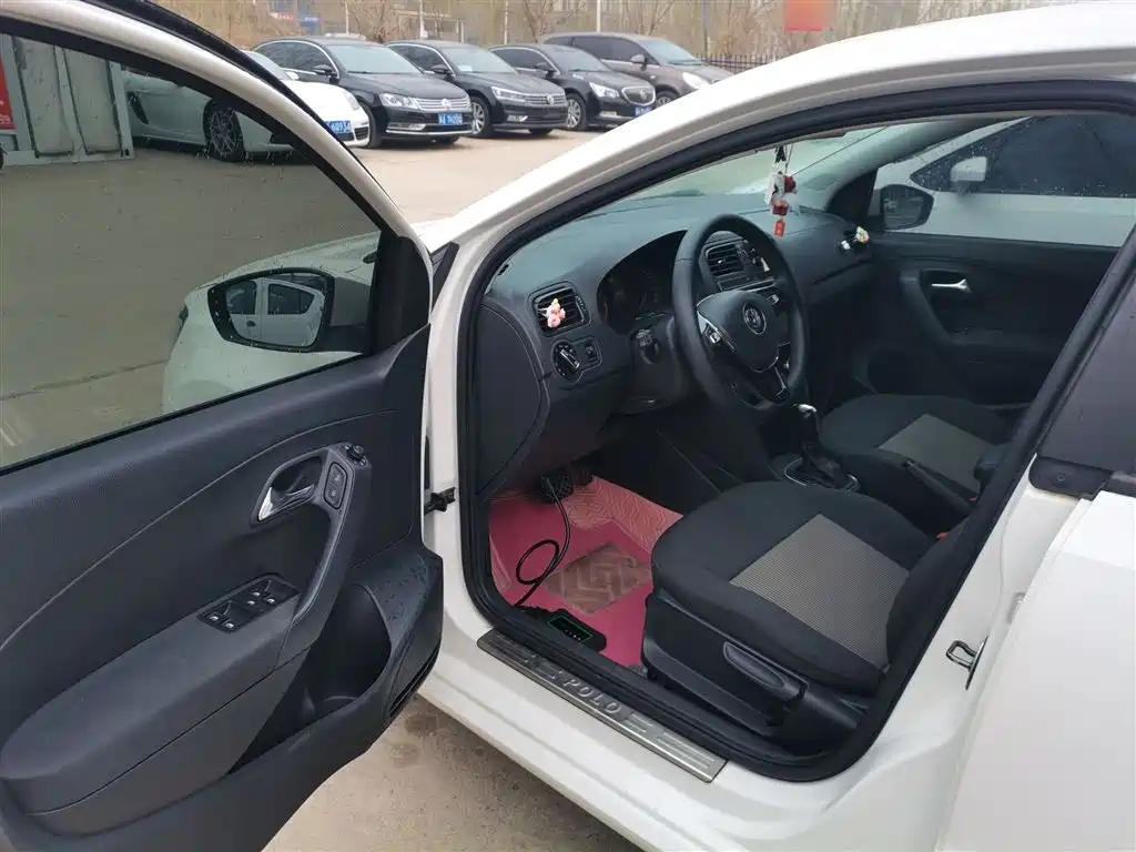 Volkswagen Polo 2016 1.4L Automatic Trend фото 16