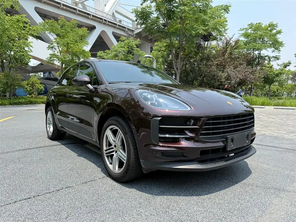 PORSCHE MACAN
