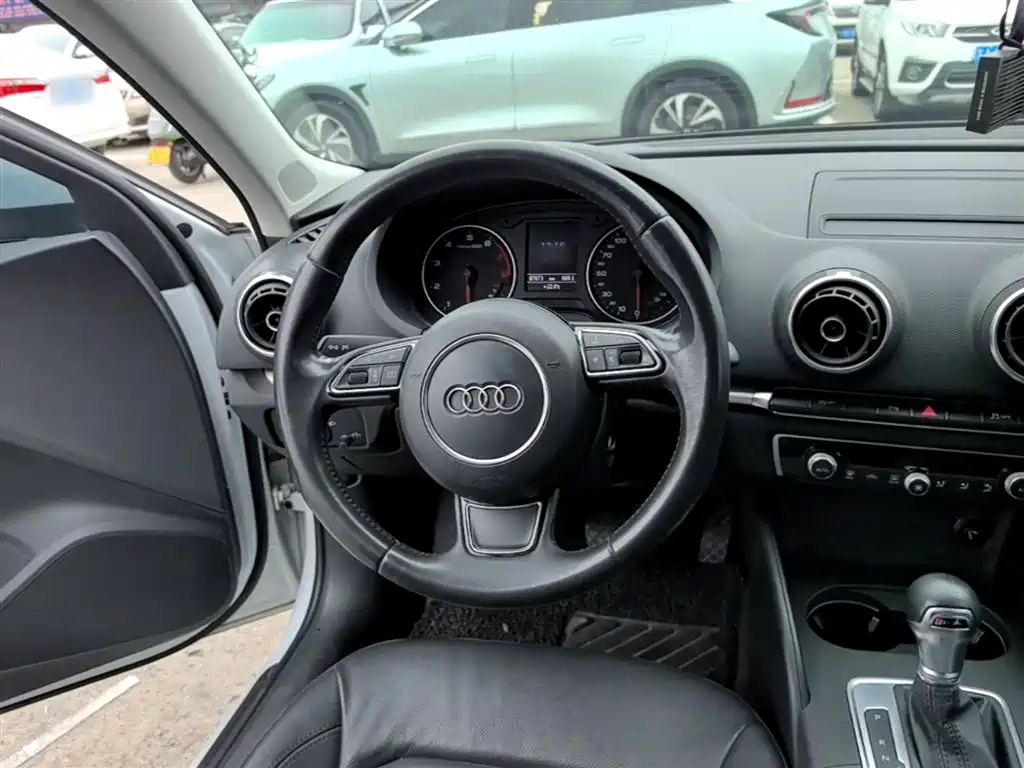 Audi A3 2014 Sportback 35 TFSI Automatic Comfort фото 3