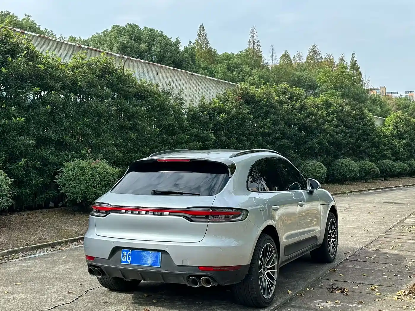 PORSCHE MACAN