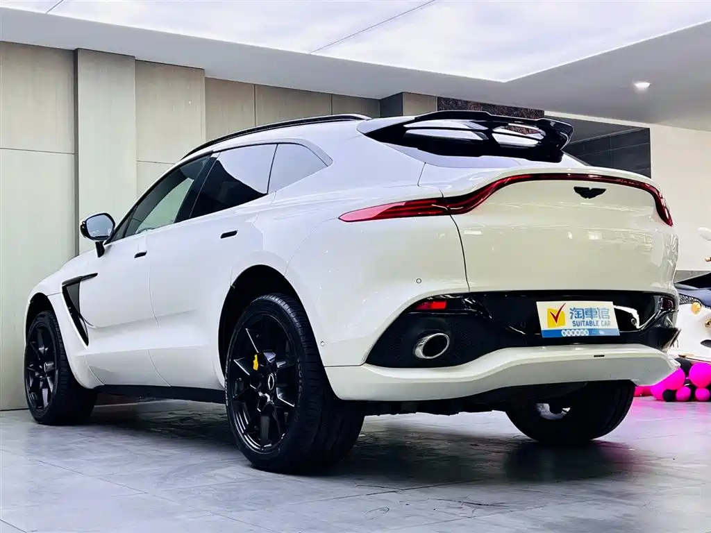 ASTON MARTIN DBX