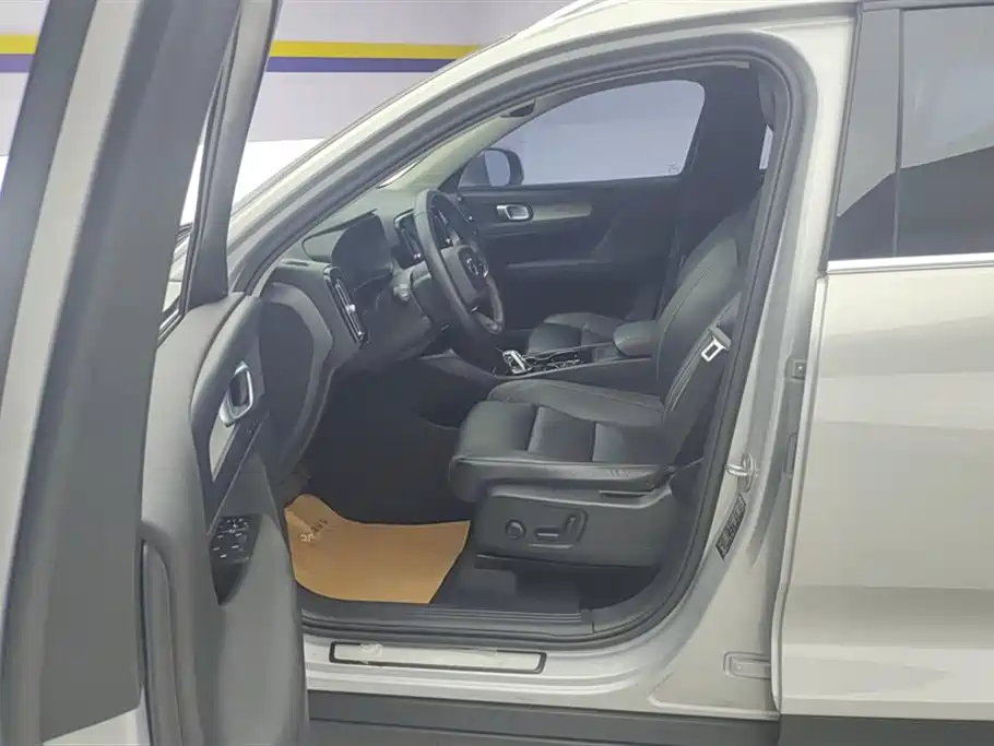 Фото 9 - Volvo XC40