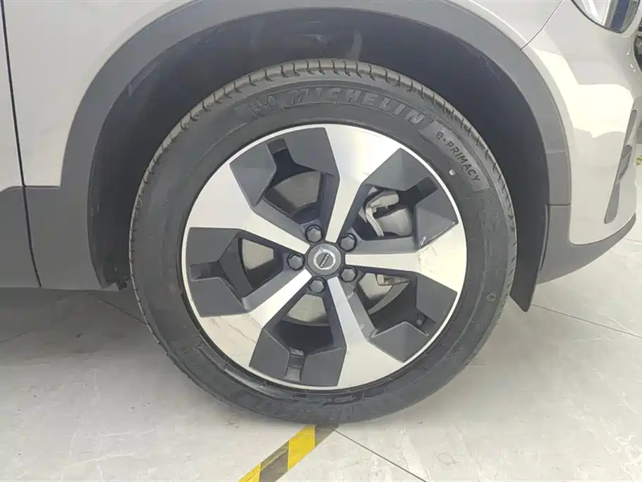 Фото 6 - Volvo XC40