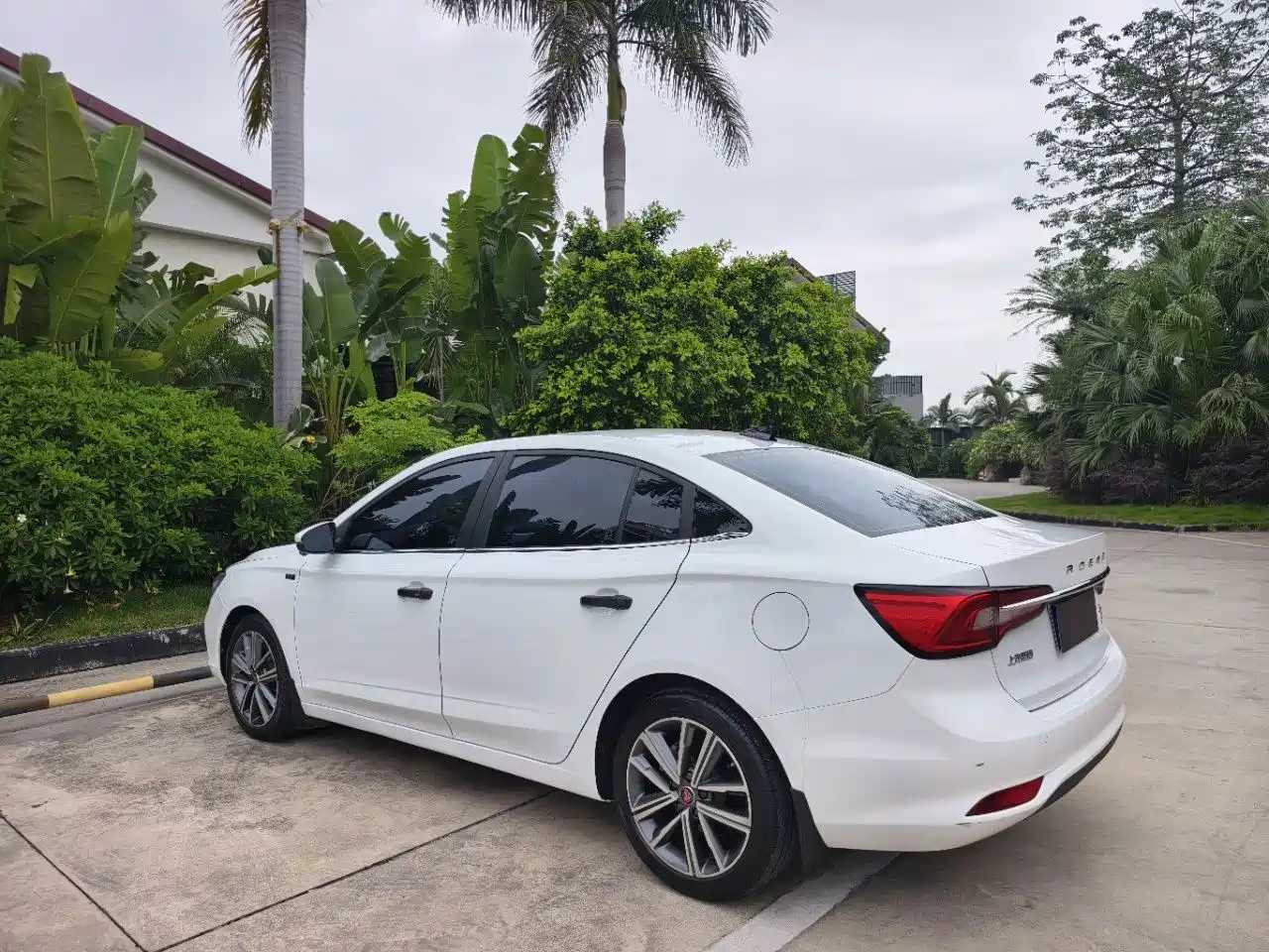 Фото 9 - Roewe i5