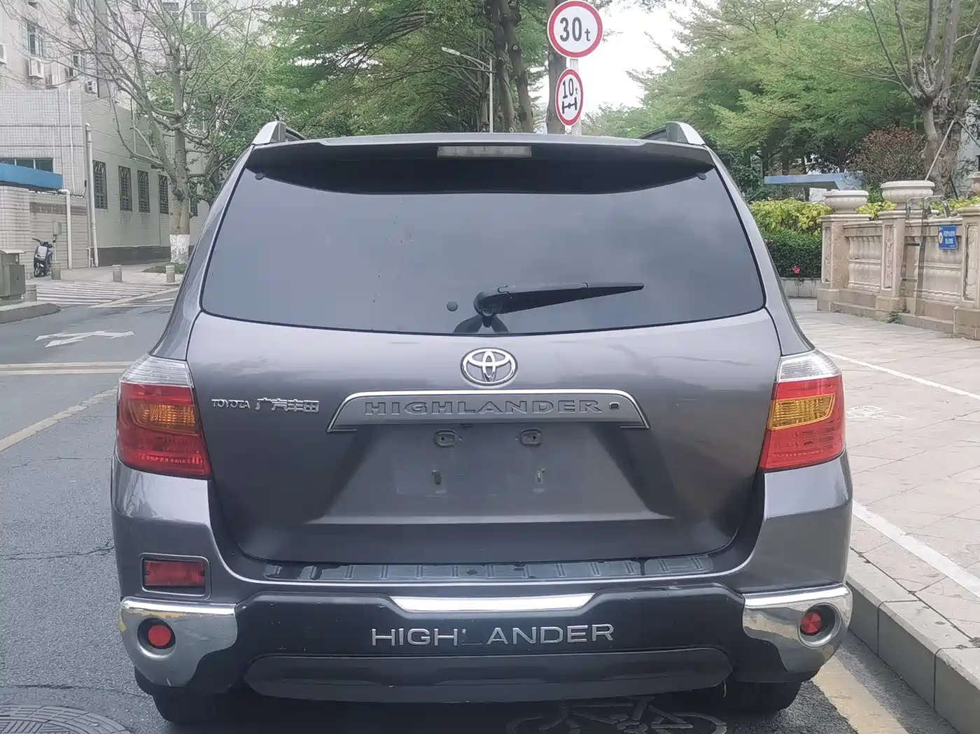 Toyota Highlander 2011 2.7L 2WD 7-seat Luxury фото 6