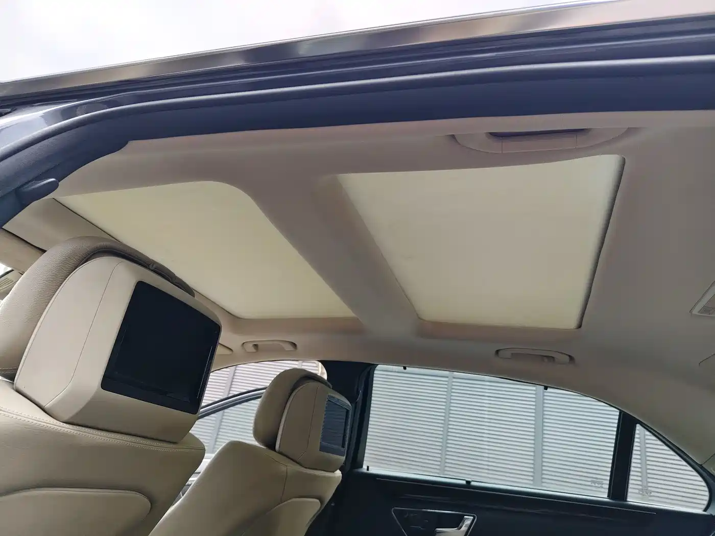 Mercedes-Benz E-Class 2010 E 300 L Fashion фото 14