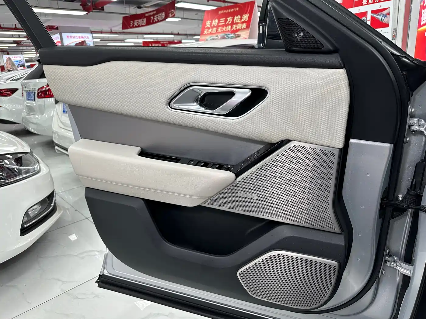 Photo 11 - Land Rover Range Rover Velar