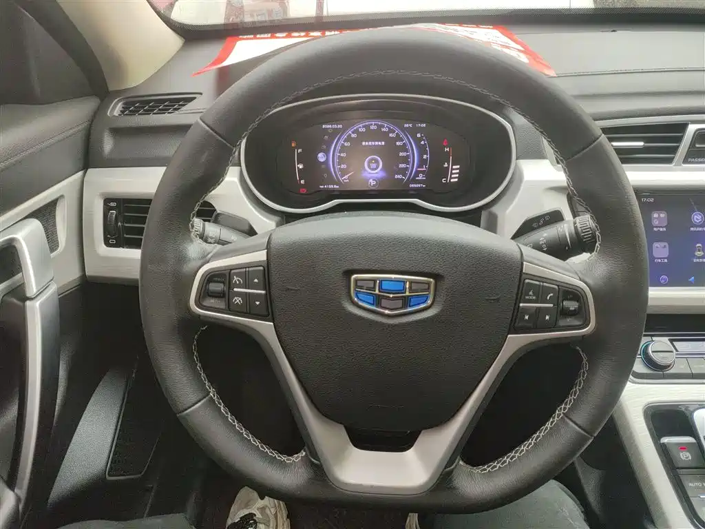 Фото 11 - Geely Atlas