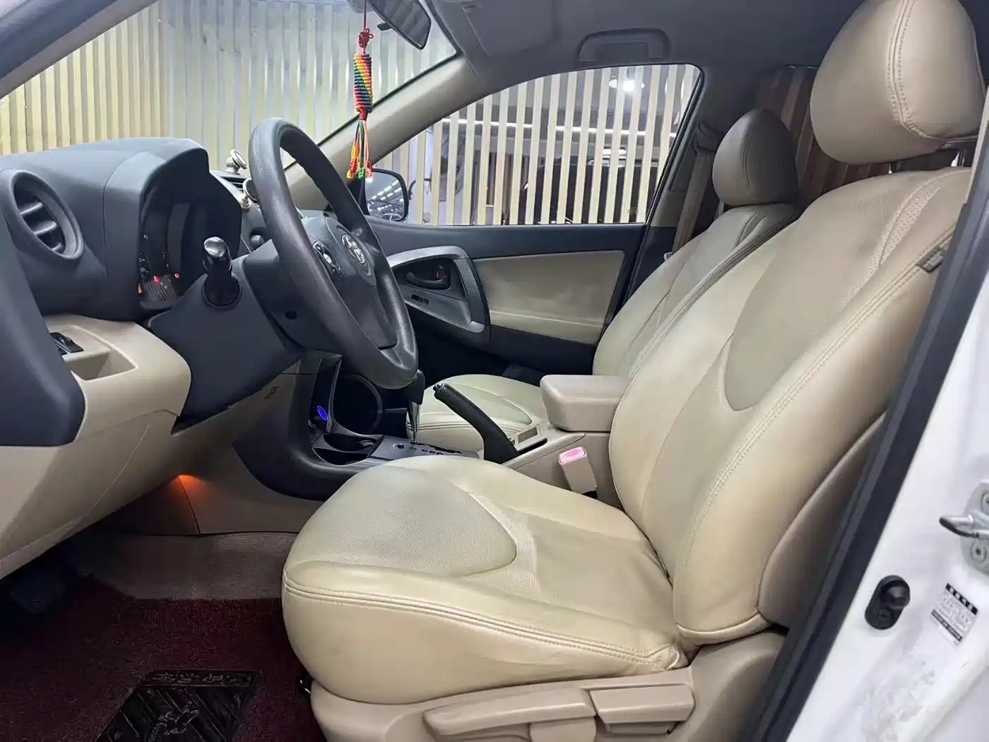 Toyota RAV4 Rongfang 2011 2.0L Automatic Classic Edition фото 4