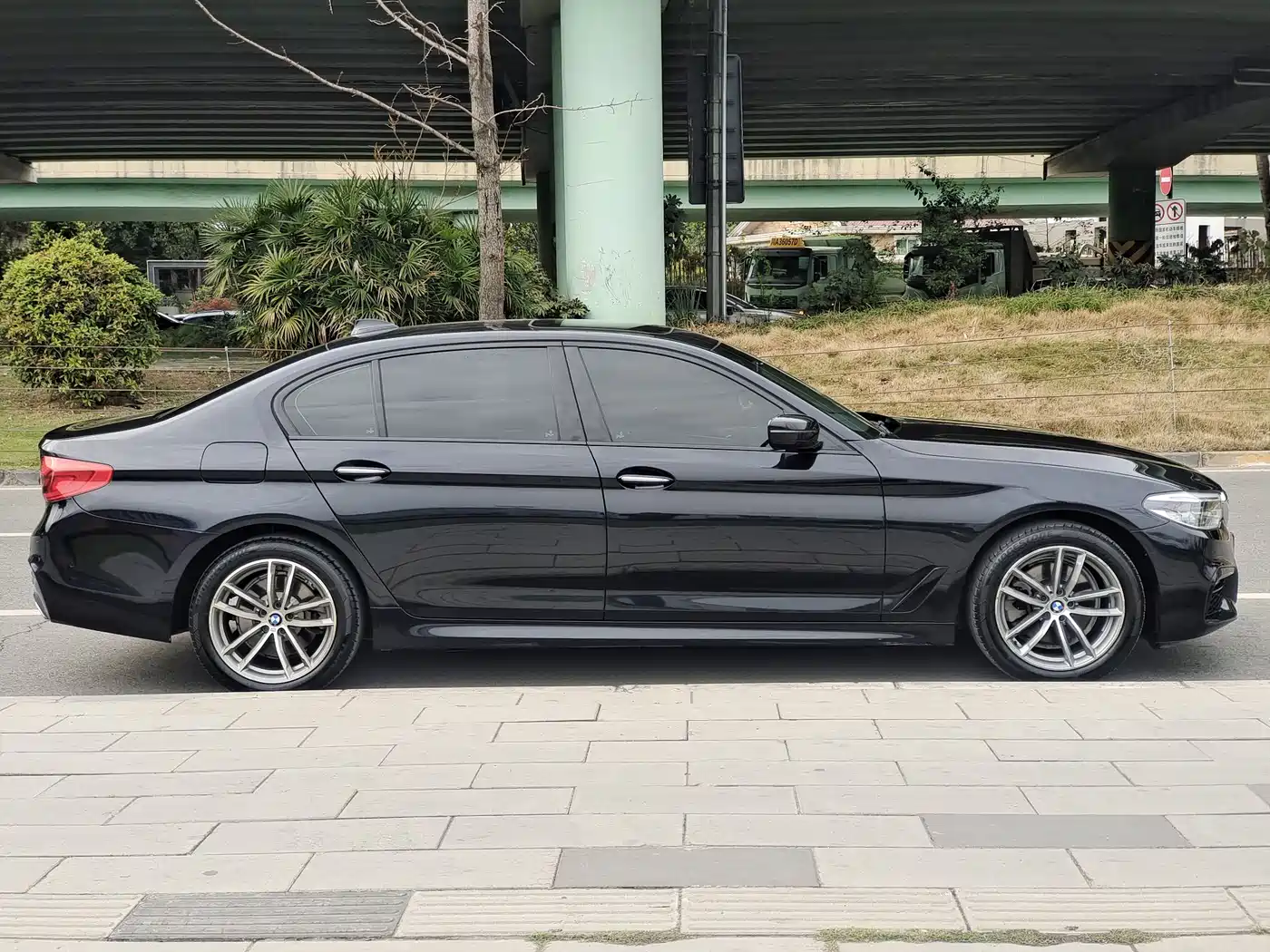 BMW 5 Series 2018 525Li M Sport Package фото 10