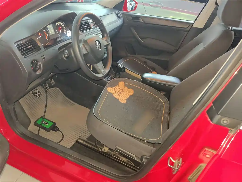 Škoda Skoda Rapid Spaceback 2016 Facelift 1.4L Manual Forward Edition фото 11