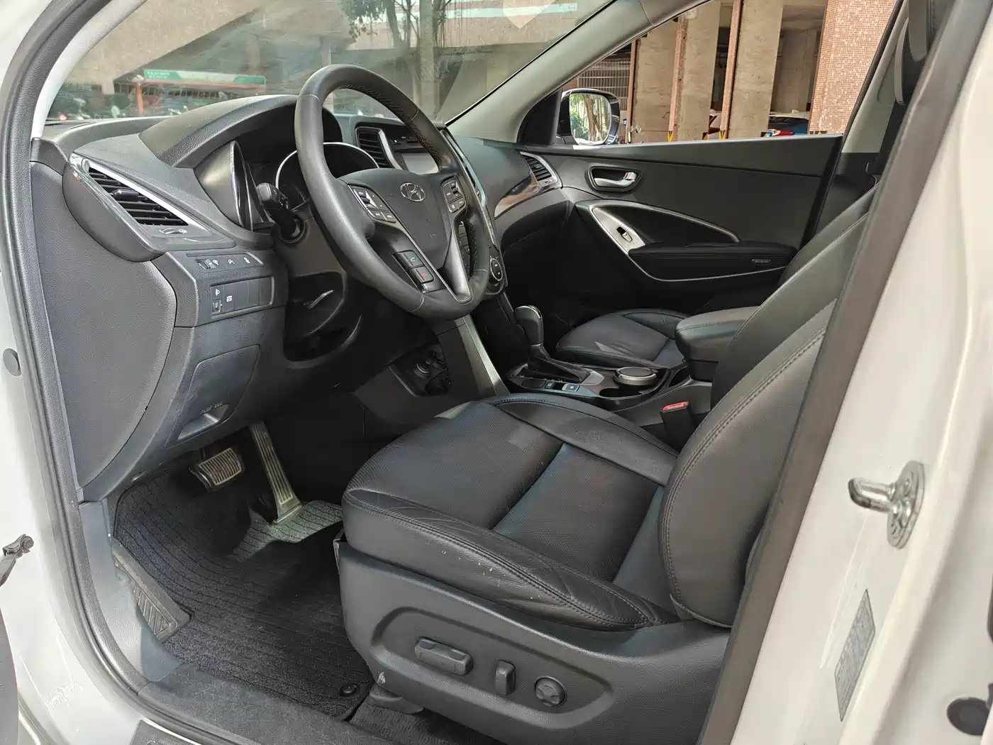 Hyundai Santa Fe 2015 2.4L Automatic 2WD Smart 5-seater фото 10