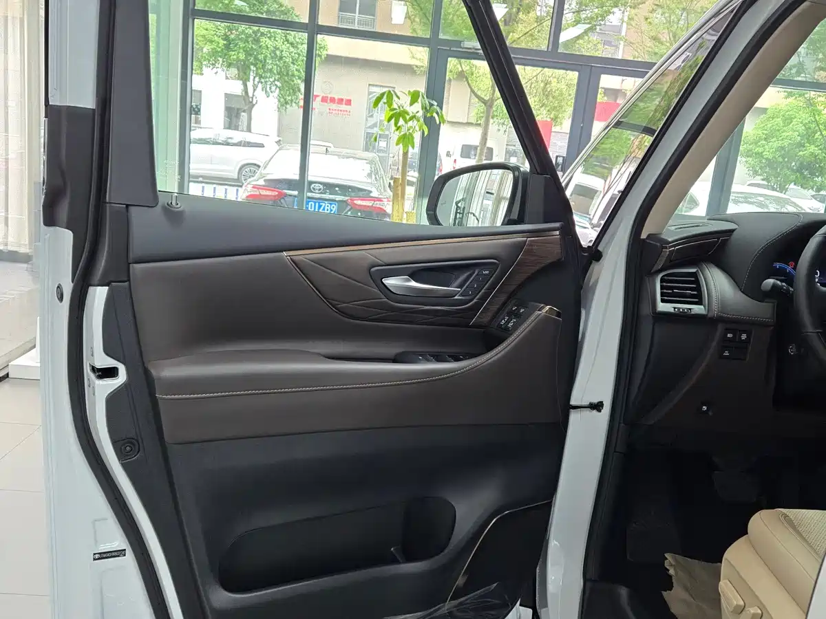 Toyota Vellfire 2024 Crown Hybrid 2.5L Executive Premium Edition фото 20