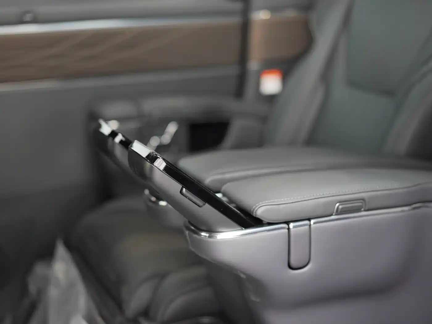 Toyota Vellfire 2025 Crown Hybrid 2.5L Ink Gold Executive Edition фото 9
